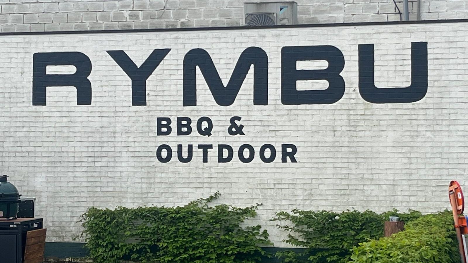 Buitenkant van het bedrijfspand logo BBQ en outdoor specialist