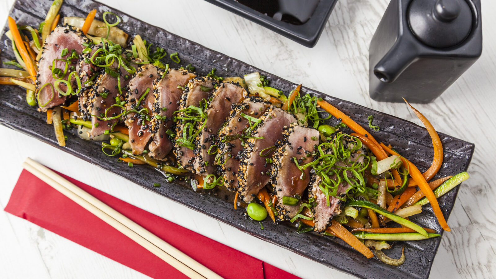 Tuna tataki op een bord